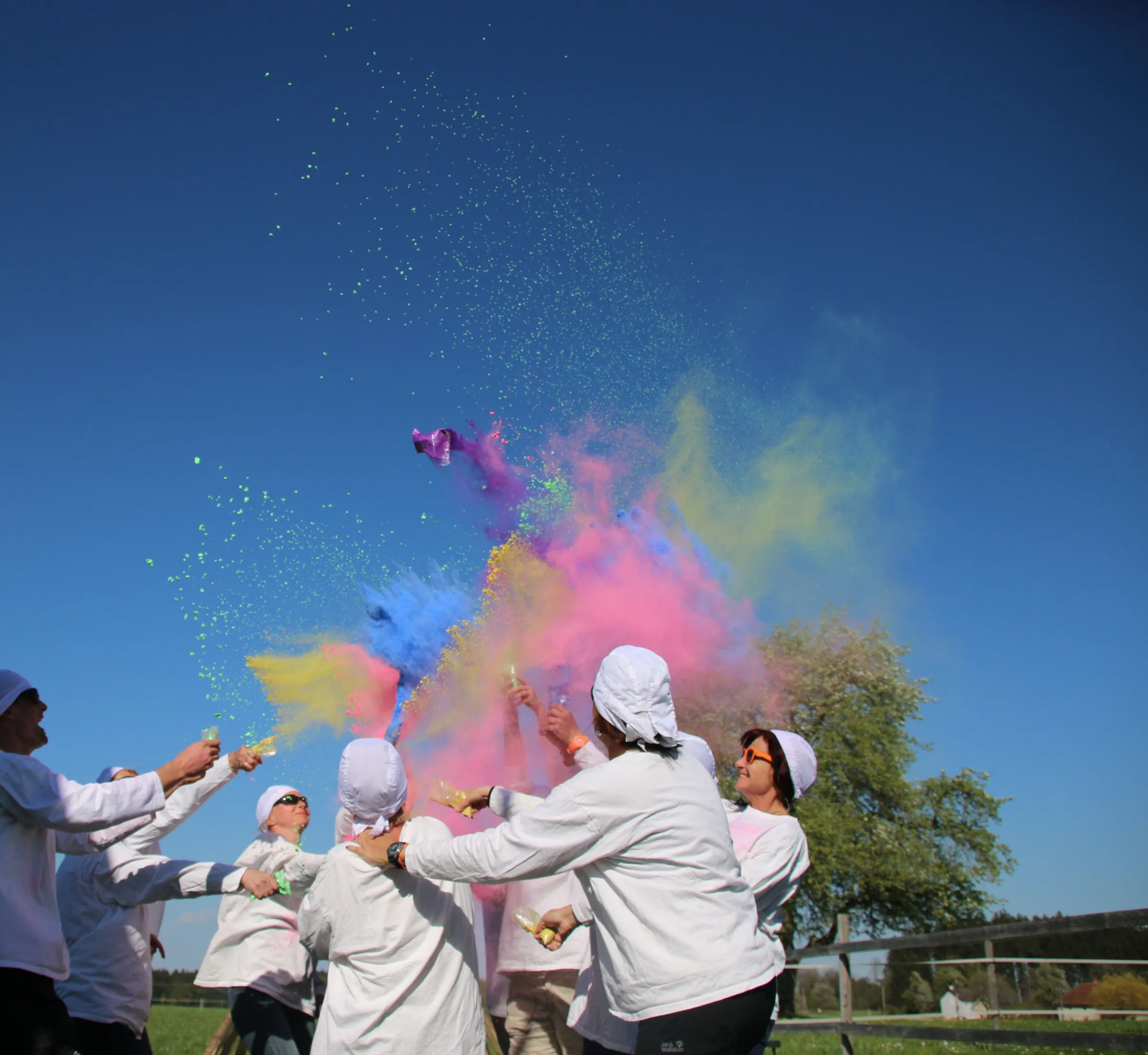 Polterrunde wirft Holifarben in den Himmel im Polter Camp