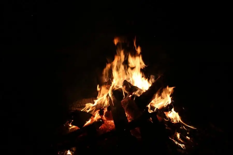 Lagerfeuer bei Nacht im Polter Camp