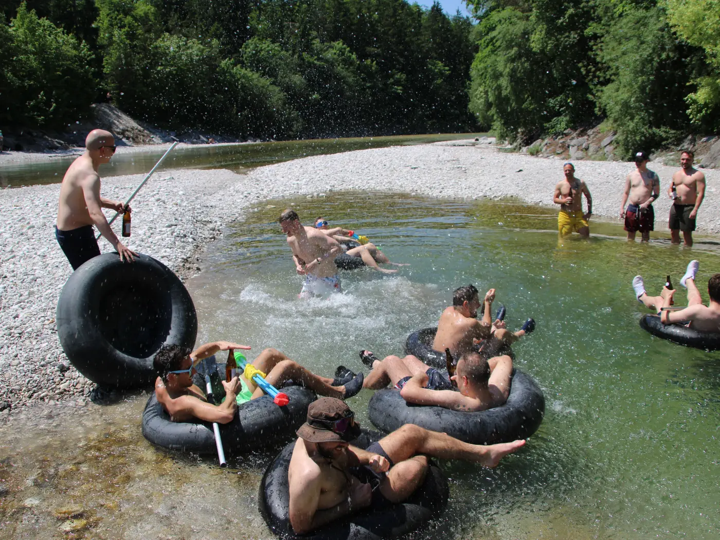 Poltergruppe treibt auf Traktorreifen-Schläuchen den Fluss hinunter